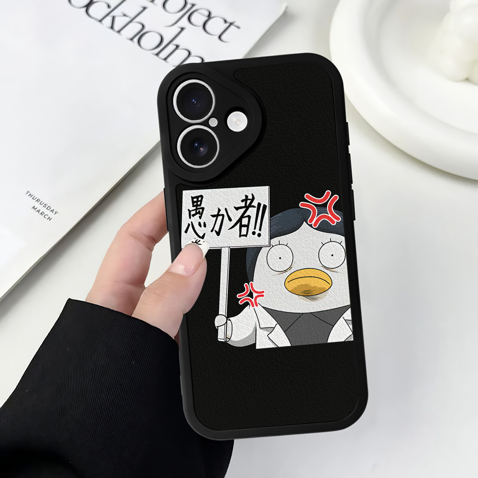 （画像用） ぎんたま 坂田銀時（さかたぎんとき） 神楽 志村新八（しむら しんぱち） GINTAMA Sakata Gintoki Kagura Shimura Shinpachi 【iPhone 16シリーズ対応】シリコンスマホケース（レザー調） 材質：シリコン